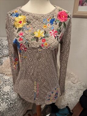 Sundance Taupe Long-Sleeve Embroidered Floral Tee